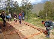 Prajurit Rusa Hitam Gotong Royong Perbaiki Rumah Warga