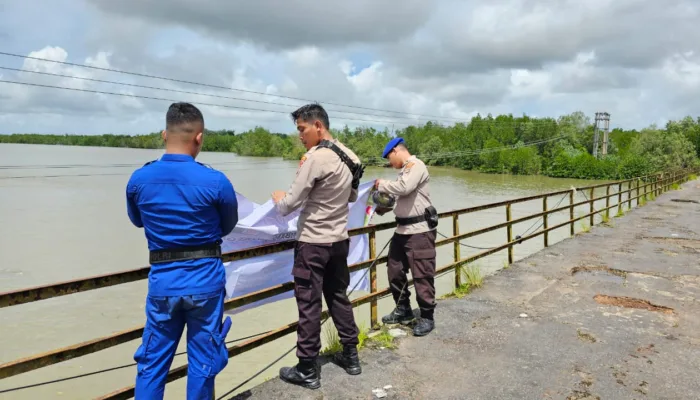 Polairud Pasang Spanduk Imbauan Larangan Menambang Tanpa Izin
