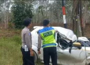 Suzuki Ignis Tabrak Tiang Listrik Sampai Bergetar, Supir Masih Hidup Saat Dilarikan ke RSUD