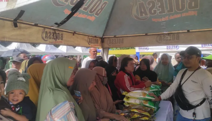 Masyarakat Serbu Bazar Murah TNI
