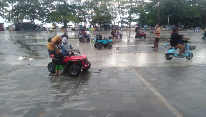 Libur Lebaran, Pantai Nek Aji Ramai Dikunjungi Wisatawan