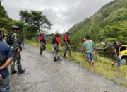 Satgas Yonif 721 Bantu Evakuasi Korban Kecelakaan