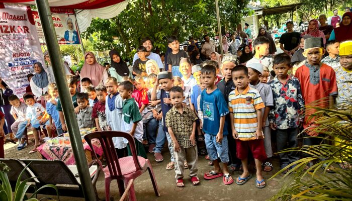 Semakin Mesra, Masrura dan Izkar Gelar Khitanan Massal di Tempilang