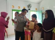Kapolres Serahkan Bansos di Desa Pangek