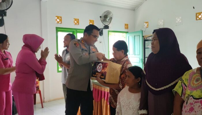 Kapolres Serahkan Bansos di Desa Pangek