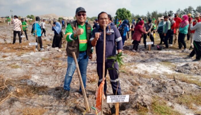Tanam Bibit Pohon di Kawasan Pantai