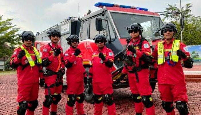 Tim Damkar PT Timah Berjibaku Padamkan Kebakaran di Kampung Bintang