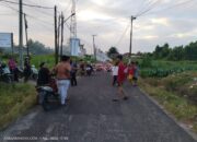 Kemarahan Warga Rawabangun, Acak-acak Sampah Hingga Berhamburan di Jalan