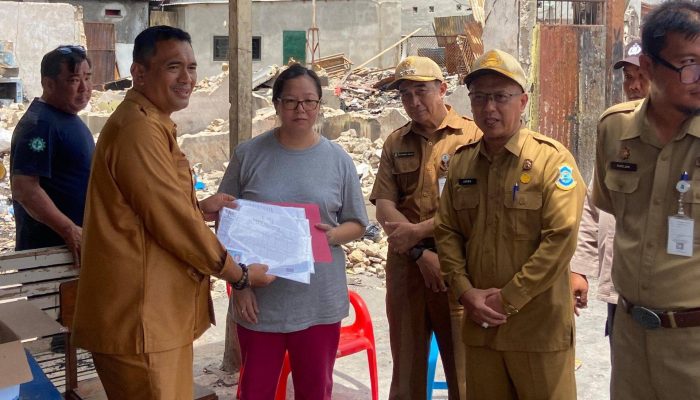 Penjabat Wali Kota Serahkan Dokumen Kependudukan Korban Kebakaran