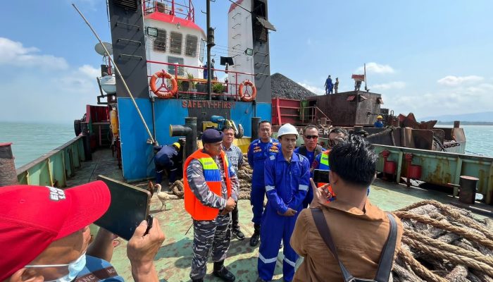Timgab Padamkan Kebakaran di Tongkang BC Ocean Perkasa