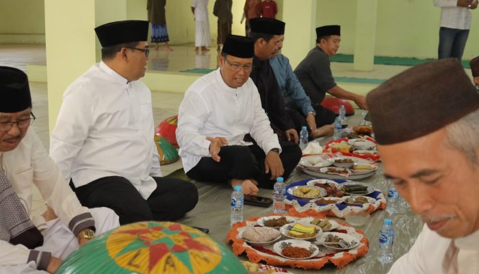 Makan Bedulang Bersama Masyarakat Desa Kemuja