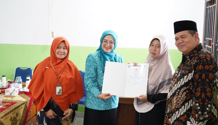 Yuniar Serahkan Sertifikat Halal MUI