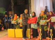 Serahkan Penghargaan Kepada Pemenang Lomba
