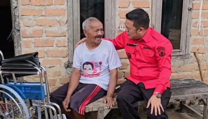 Beredar Video Cucu Gendong Kakeknya ke TPS, Riza: Saya Berpikir Keras