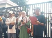 Datangi PN Koba, Ratusan Massa Siap Sumpah Pocong!