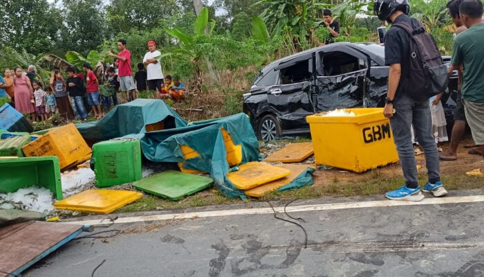 Udang Vaname Berhamburan di Jalan