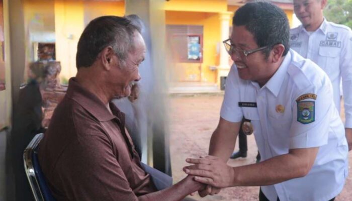 Wabup Salurkan BLT di Kecamatan Namang