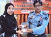 Dukcapil Basel Serahkan 2 KIA Kepada Warga Binaan