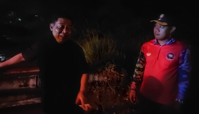 Tengah Malam, Unu Tinjau Banjir di Pintu Air