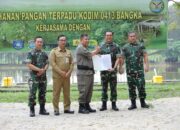 Gubernur Serahkan SK Hibah Tanah ke Korem/045 Gaya