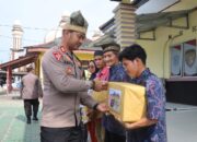 Pradana Serahkan Bantuan Sembako Kepada Warga