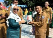 Sumadi Terima Buku Antologi Cerpen Karya Pelajar SMPN 1 Toboali
