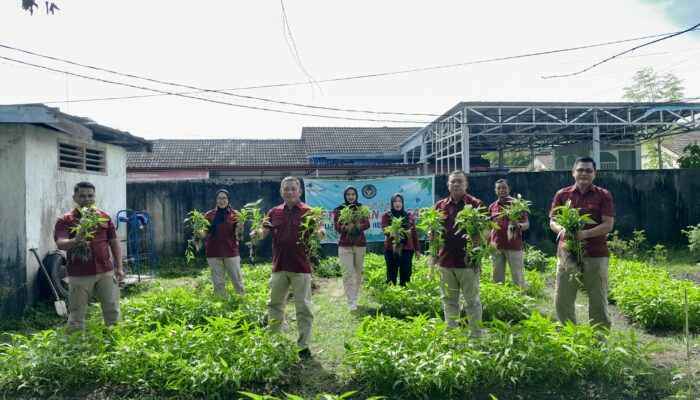 Panen Kangkung Bersama Warga Binaan Pemasyarakatan