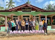 Serahkan Paket Sembako, PT Timah Dukung Ketahanan Pangan Warga Teluk Dalam