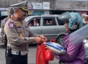 Bagikan Puluhan Paket Sembako, Dit Lantas Ingatkan Pentingnya Keselamatan Berkendara