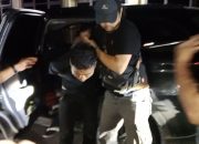Dikawal Ketat Tim Jatanras, Tersangka Pembunuh Wartawan Tiba di Mapolda Babel