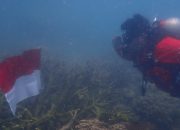 15 Penyelam Kibarkan Bendera di Bawah Laut