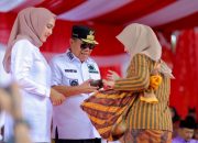 Borong Dagangan di Sekitar Panggung Kehormatan Pawai Karnaval