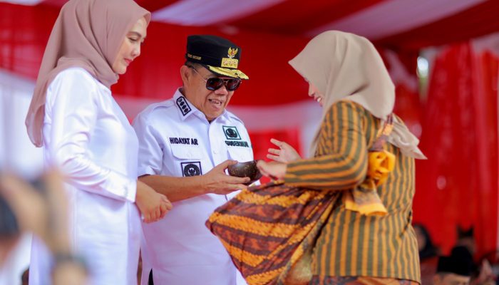 Borong Dagangan di Sekitar Panggung Kehormatan Pawai Karnaval