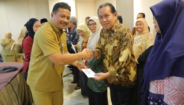 Penjabat Sekda Serahkan Tali Asih Korpri