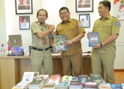 Haris Serahkan 517 Hibah Buku Pegawai ke DKPUS