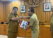 Gubernur Sumbangkan Belasan Buku ke Perpusprov Babel