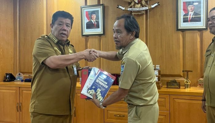 Gubernur Sumbangkan Belasan Buku ke Perpusprov Babel