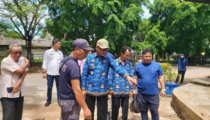 Wabup Cek Drainase di Pasar Mentok