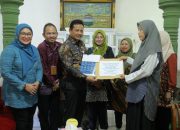 Penjabat Sekda Serahkan Santunan Kepada Ahli Waris Almarhum Fatwa