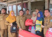 Wabup Gerak Cepat, Salurkan Bantuan Untuk Warga Nibung yang Rumahnya Terbakar