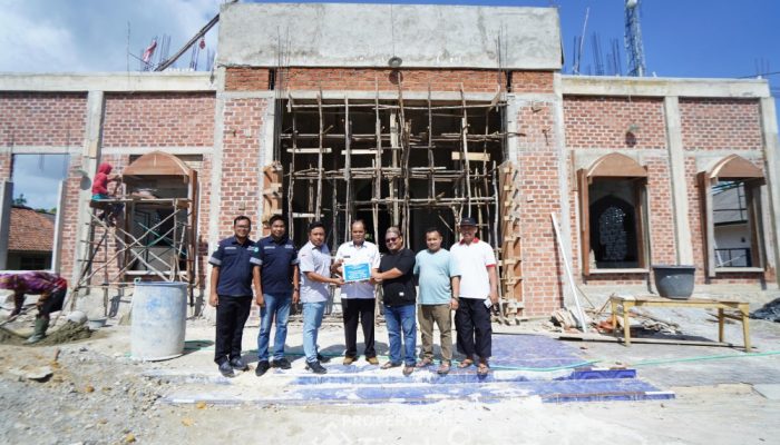 PT TIMAH Serahkan Bantuan untuk Masjid Al Hikmah
