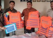 PT TIMAH Salurkan Puluhan Life Jacket di Karimun