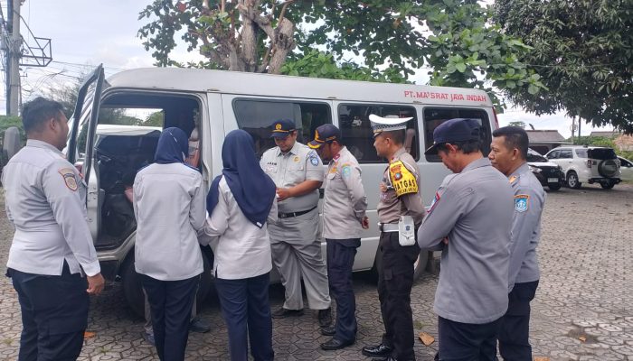 Satlantas Cek Angkutan Umum di Terminal Sungailiat