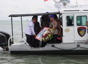 Satpolairud Polres Babar Tabur Bunga di Atas Kapal
