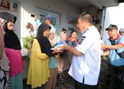 Gubernur Bagikan Ratusan Paket Sembako di Pasar Kampung Asam