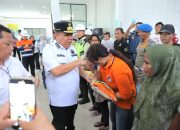 Gubernur Bagikan Sembako Kepada Pekerja di Pelabuhan Pangkalbalam