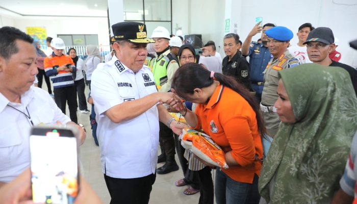 Gubernur Bagikan Sembako Kepada Pekerja di Pelabuhan Pangkalbalam
