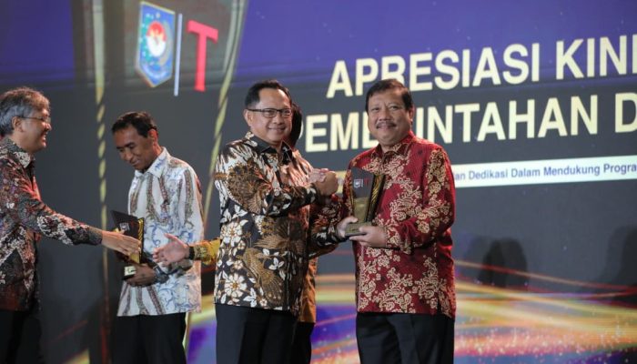 Wali Kota Pangkalpinang Terima Dua Penghargaan Sekaligus