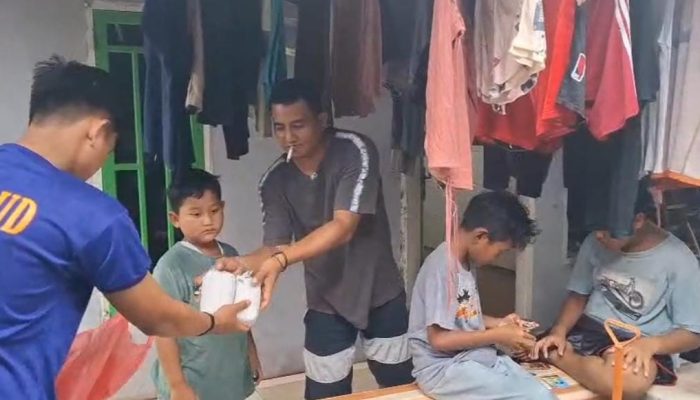 Satpolairud Salurkan Bantuan Nasi Bungkus untuk Korban Banjir Rob
