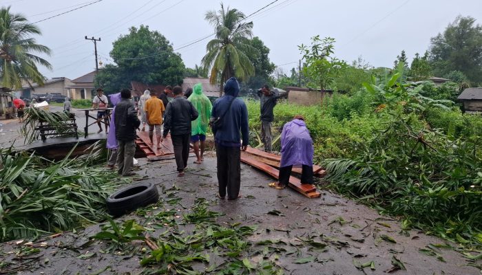 Polsek Jebus Bangun Jembatan Darurat, Pastikan Akses Warga Tetap Terhubung